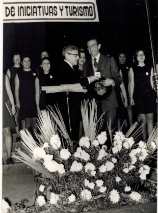 1974. El director Josep Anton Huguet rep el premi del concurs de Tolosa